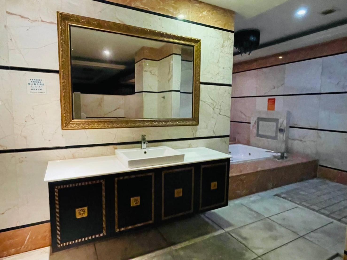 Royal Garden Motel - Chiayi Branch Luaran gambar